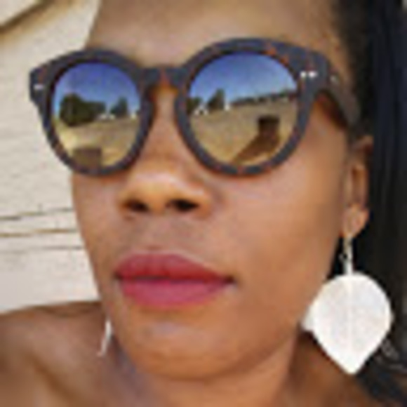 Meet your Posher, Nicole - Picture 1 of 1